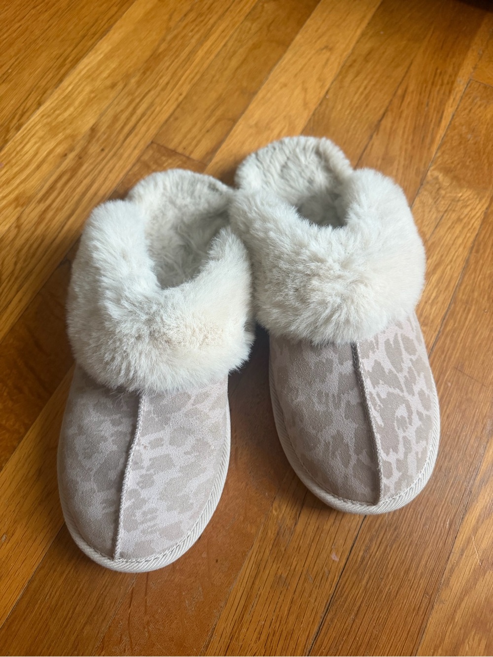 Stars Above Cozy Women's Cream and mauve Faux-Fur Leopard Slipper